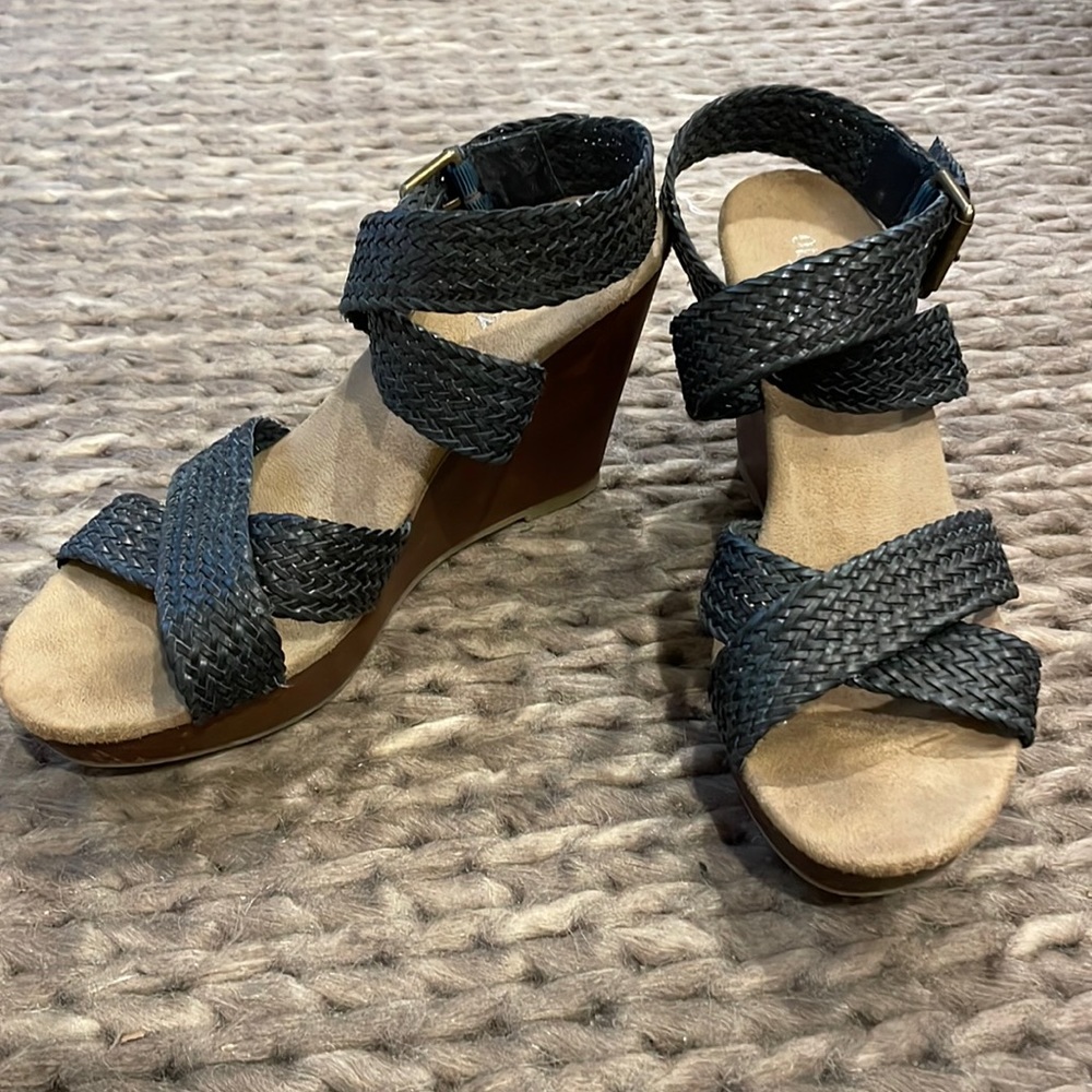Old Navy black woven platform sandals